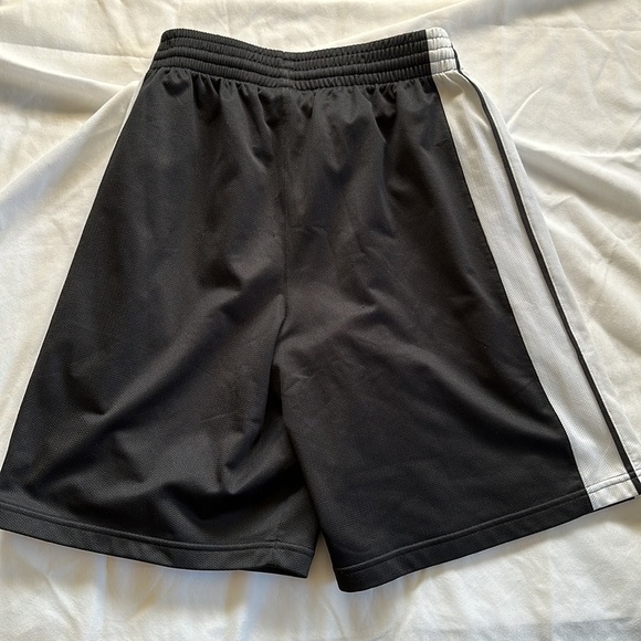 Men’s Under Armour shorts, sized medium. Great used condition. - Picture 3 of 5
